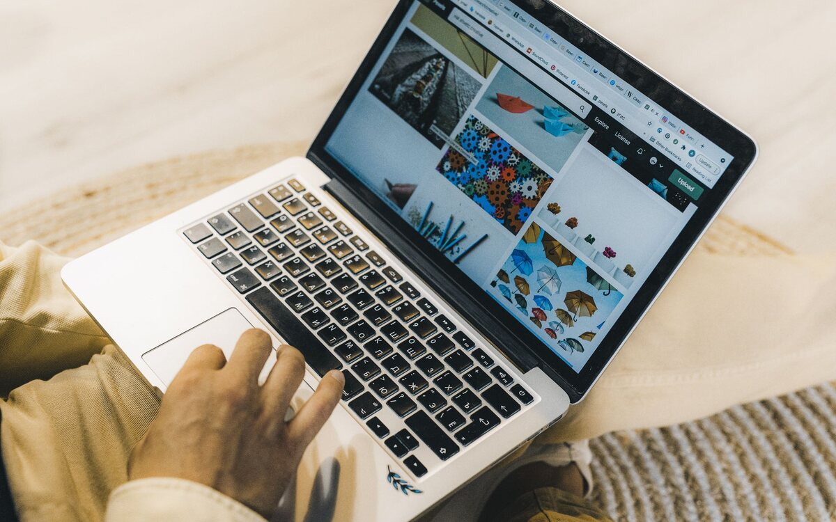 Designer trabalhando na criação de um site no computador