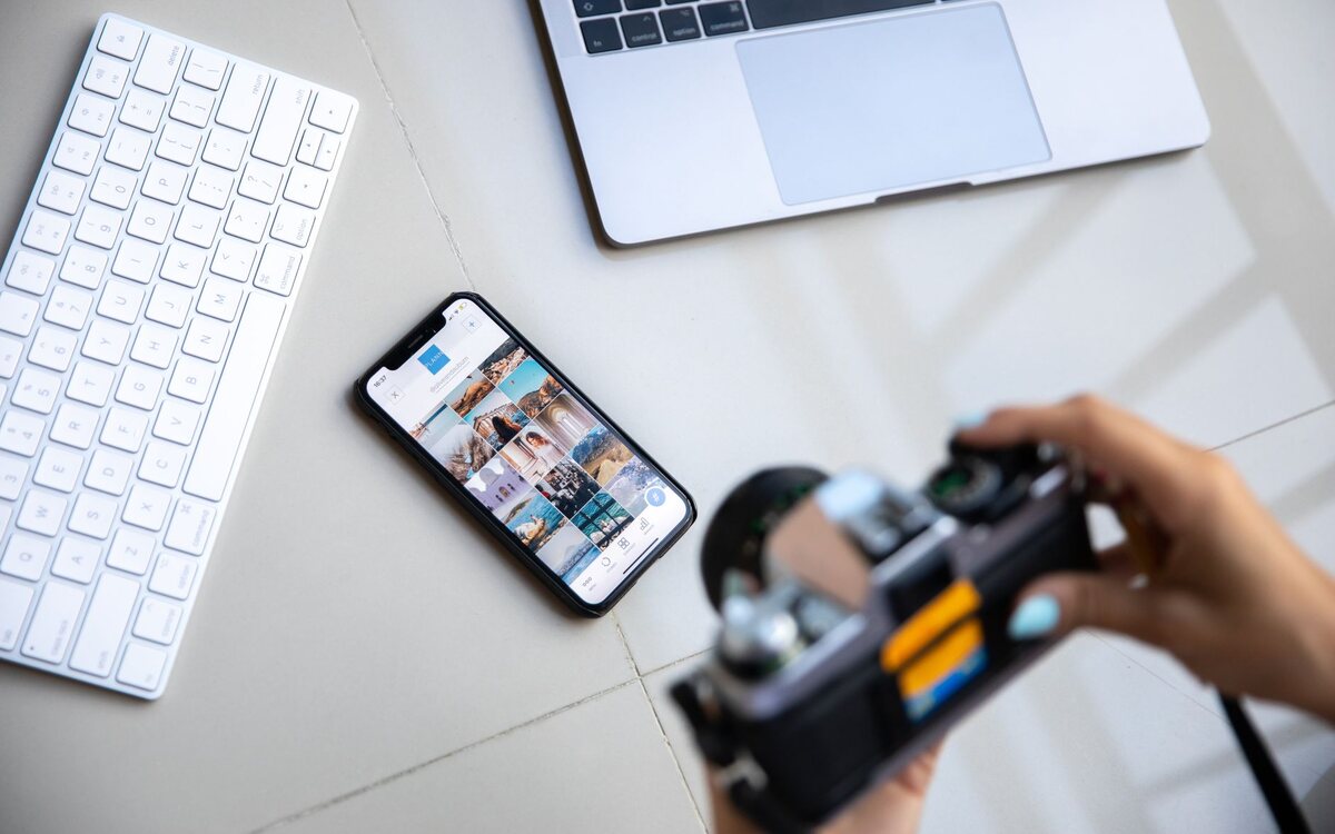 Criadora de conteúdo fotografando produtos com o celular
