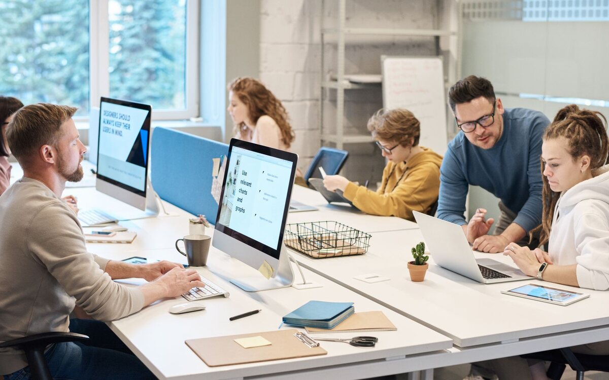 Equipe de uma empresa trabalhando nos computadores
