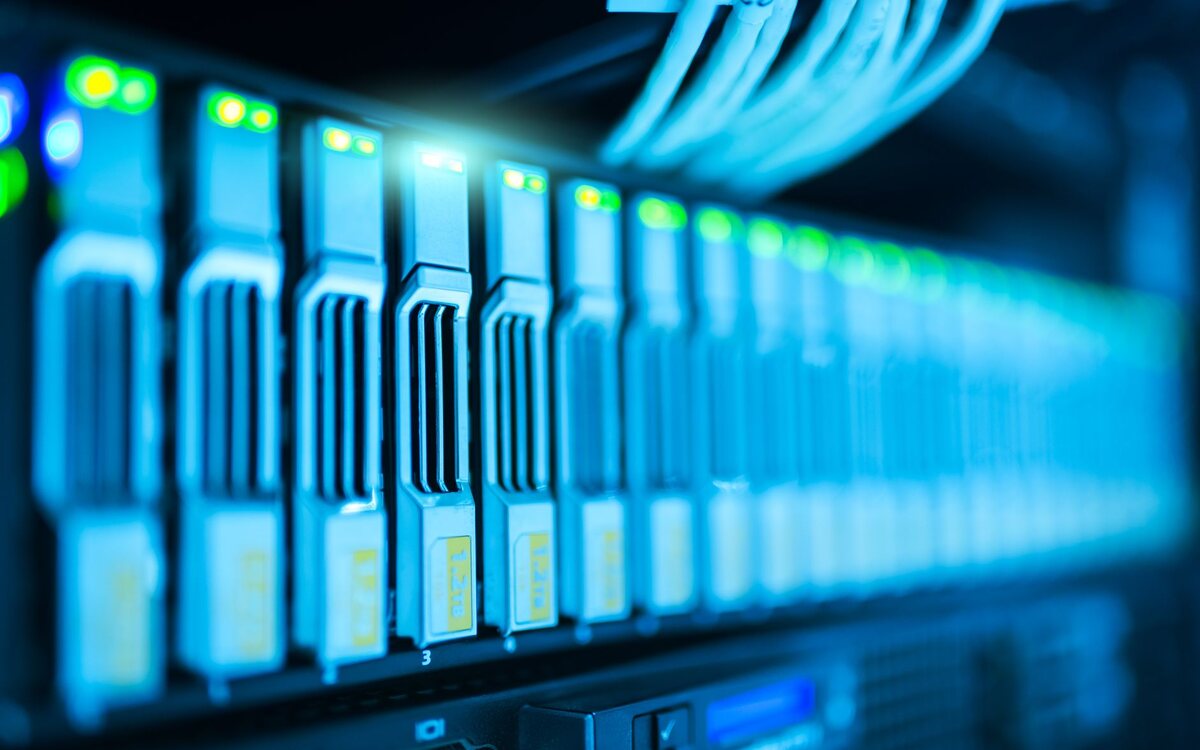 Racks de servidores em um centro de dados