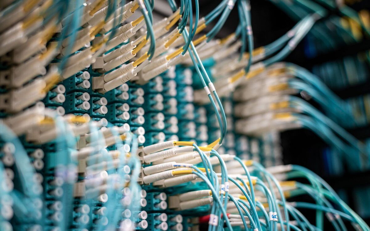 Cabos de rede conectados em um equipamento